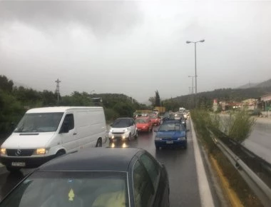 ΕΚΤΑΚΤΟ: Ποτάμι «από το πουθενά» έκλεισε την Εθνική Οδό Αθηνών-Κορίνθου!